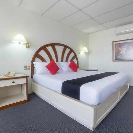 Capital O Hotel Casa Real Celaya Селая Екстериор снимка