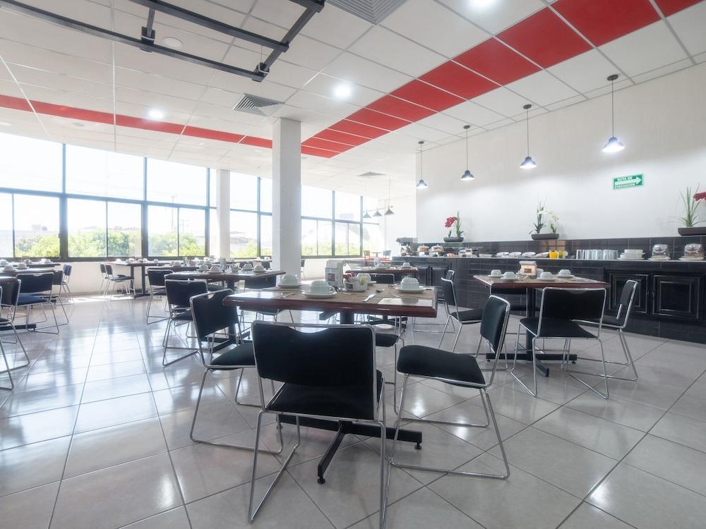 Capital O Hotel Casa Real Celaya Селая Екстериор снимка