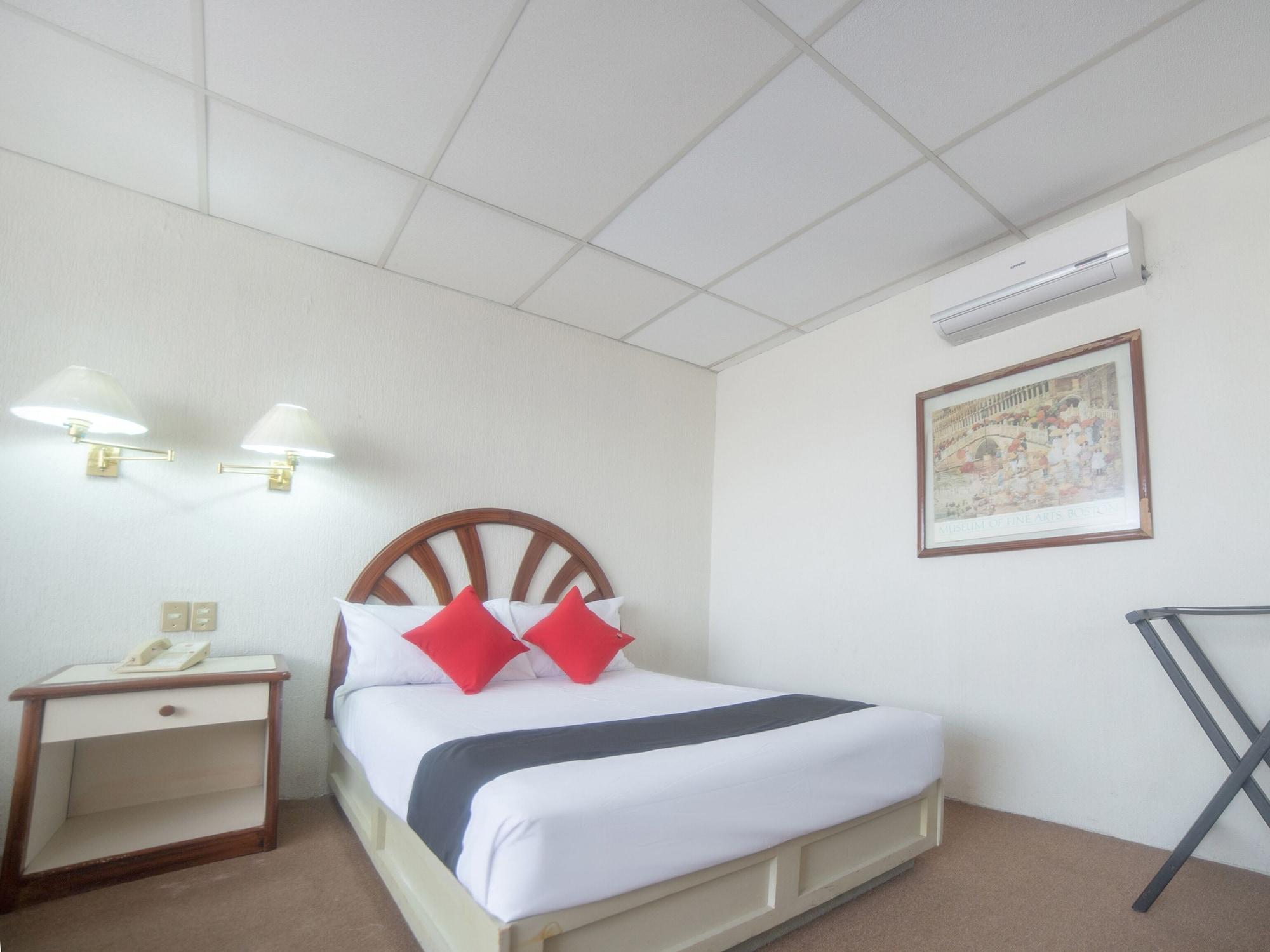 Capital O Hotel Casa Real Celaya Селая Екстериор снимка