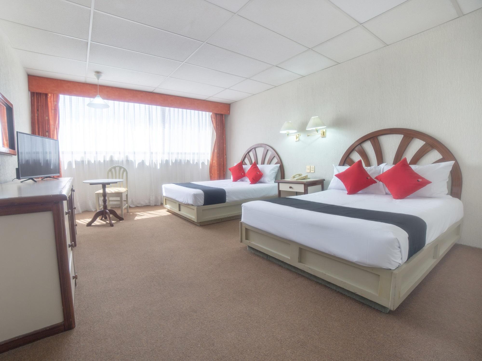 Capital O Hotel Casa Real Celaya Селая Екстериор снимка