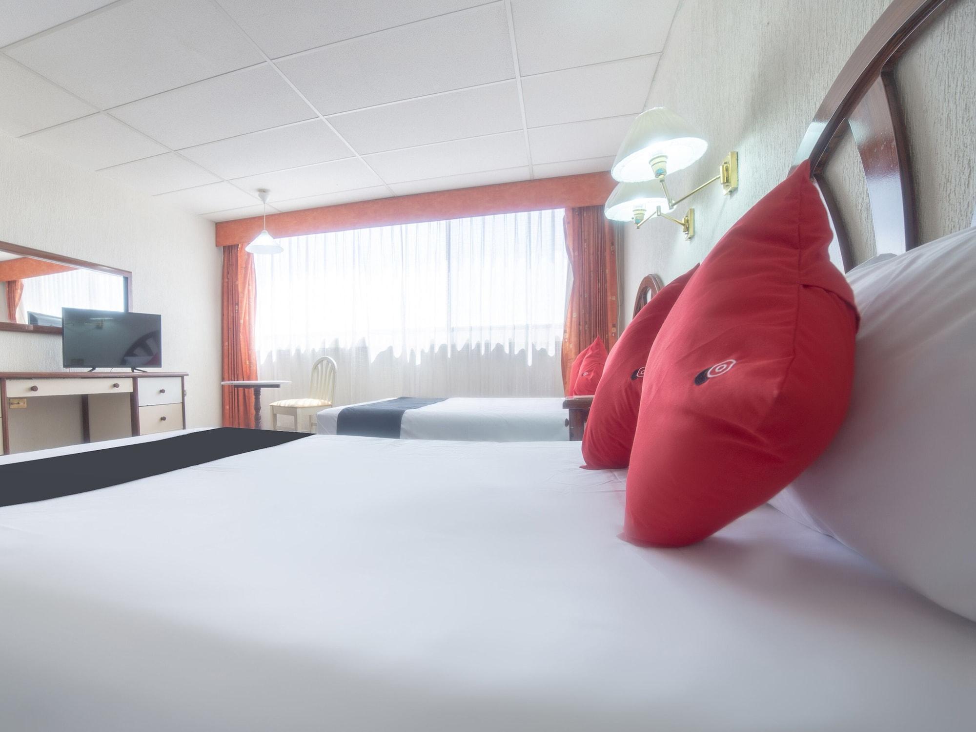 Capital O Hotel Casa Real Celaya Селая Екстериор снимка