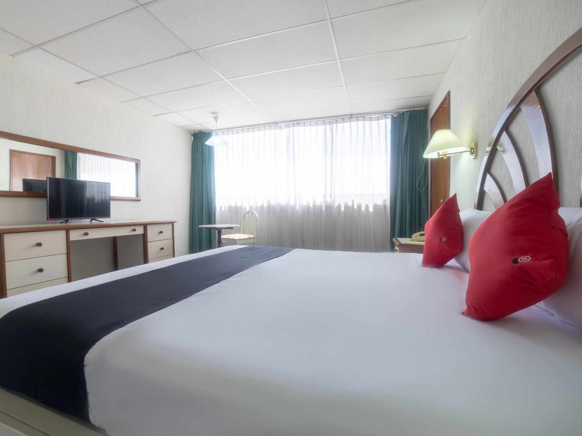 Capital O Hotel Casa Real Celaya Селая Екстериор снимка
