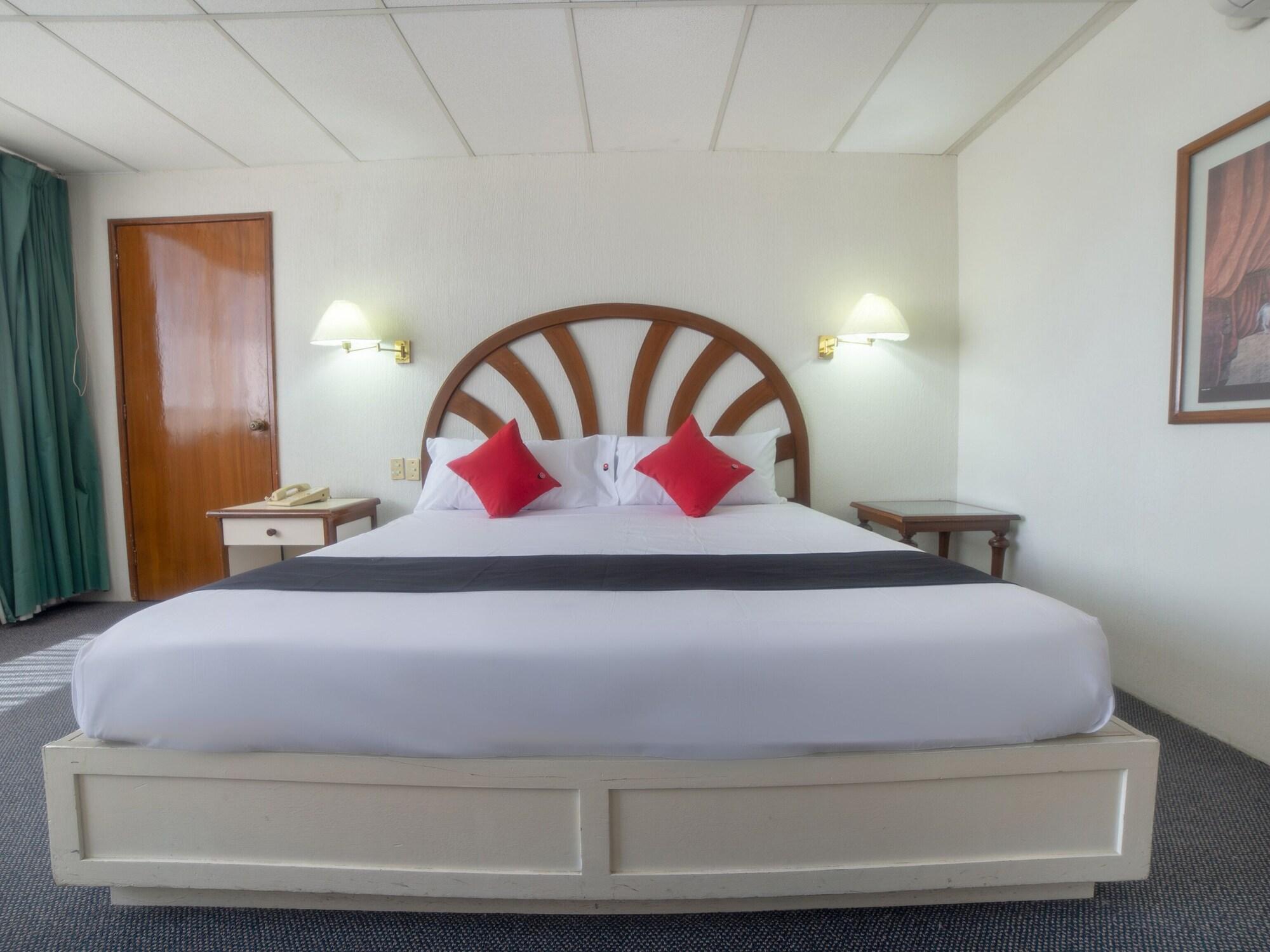 Capital O Hotel Casa Real Celaya Селая Екстериор снимка