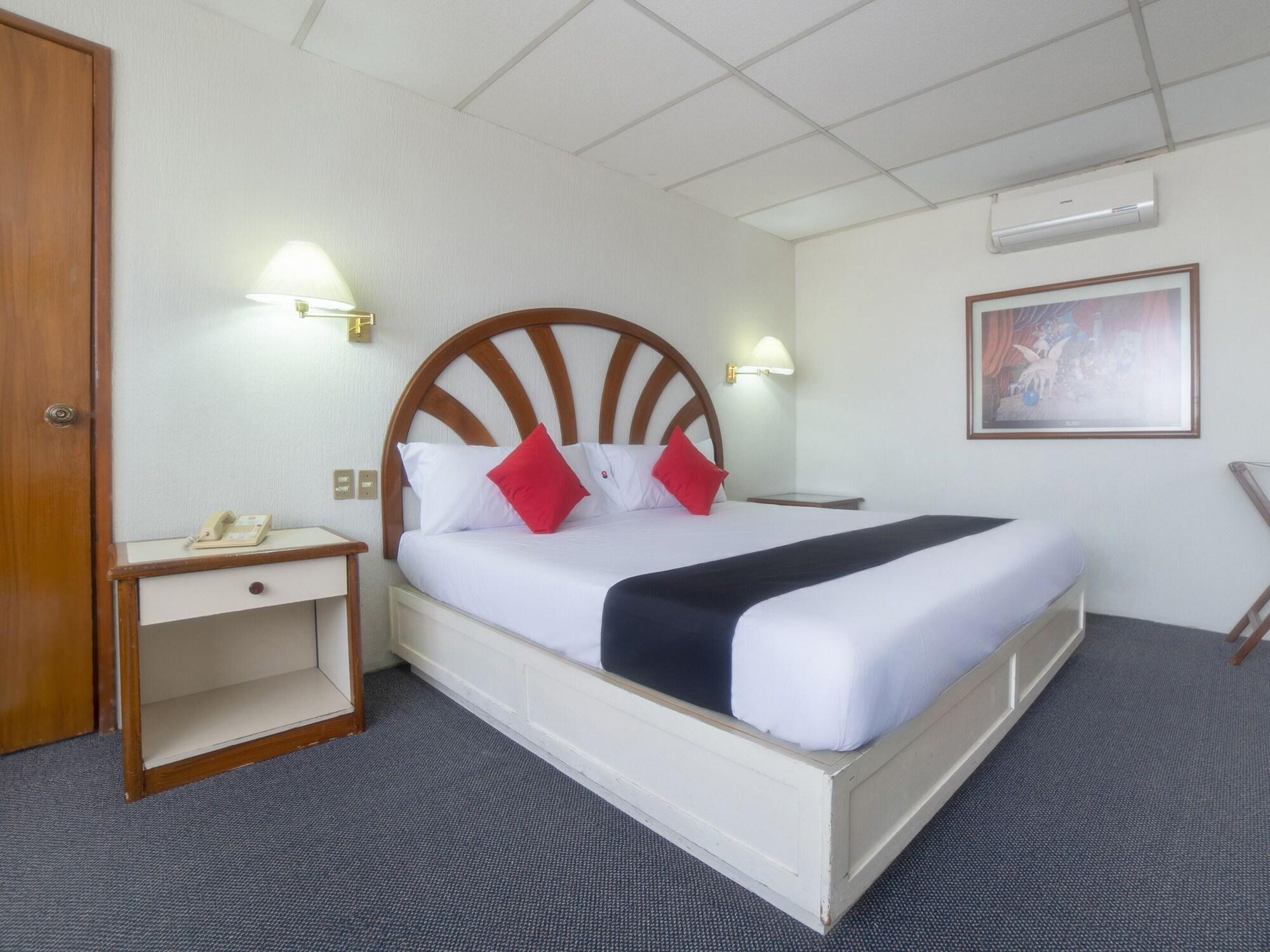 Capital O Hotel Casa Real Celaya Селая Екстериор снимка