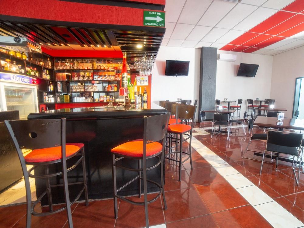 Capital O Hotel Casa Real Celaya Селая Екстериор снимка