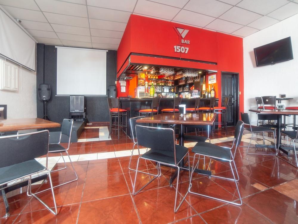 Capital O Hotel Casa Real Celaya Селая Екстериор снимка