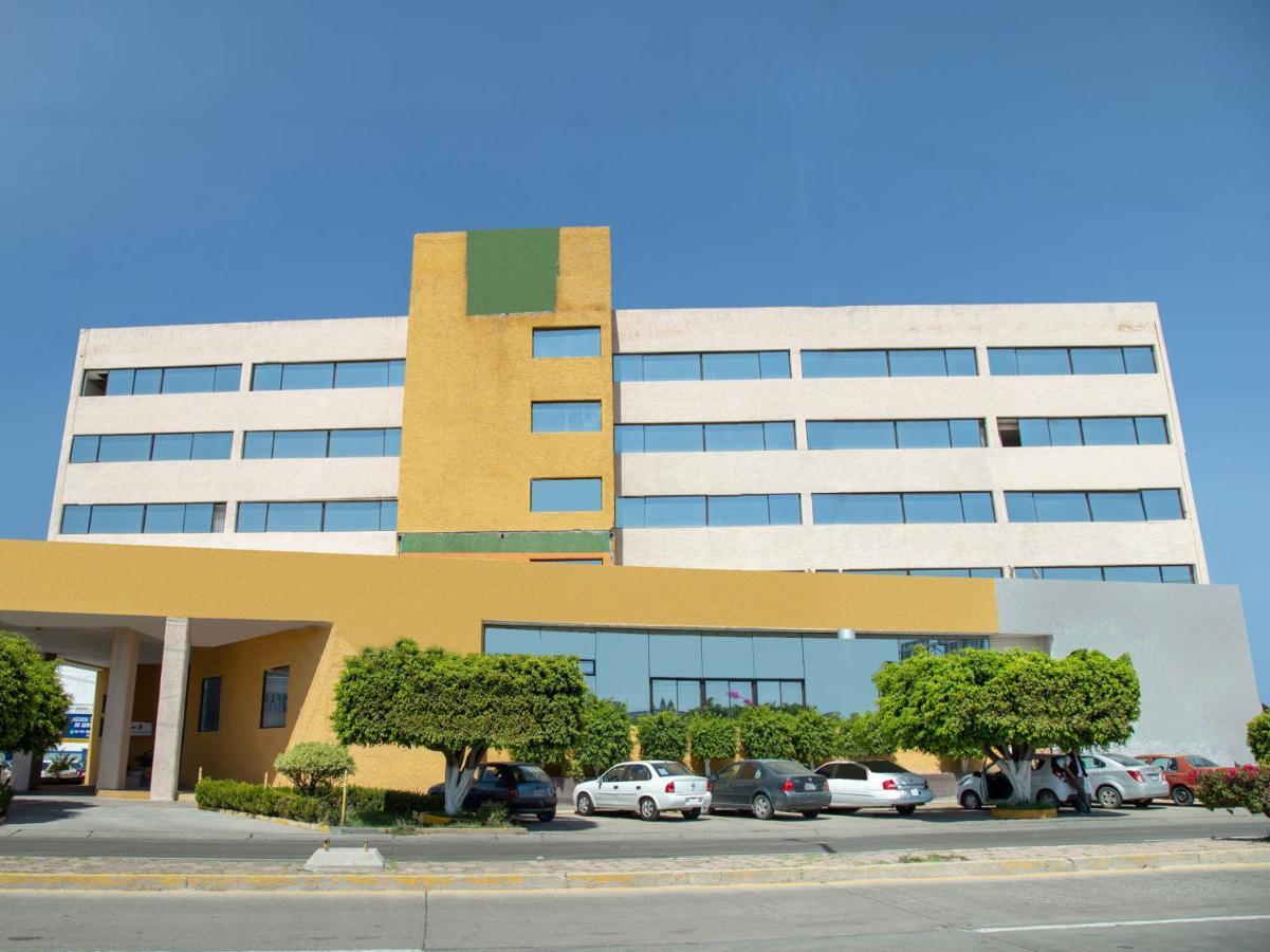 Capital O Hotel Casa Real Celaya Селая Екстериор снимка